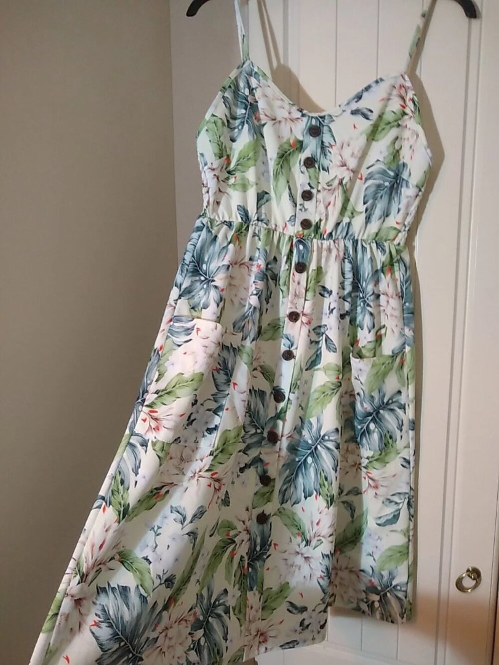 A long-sleeved printed dress with an exotic style